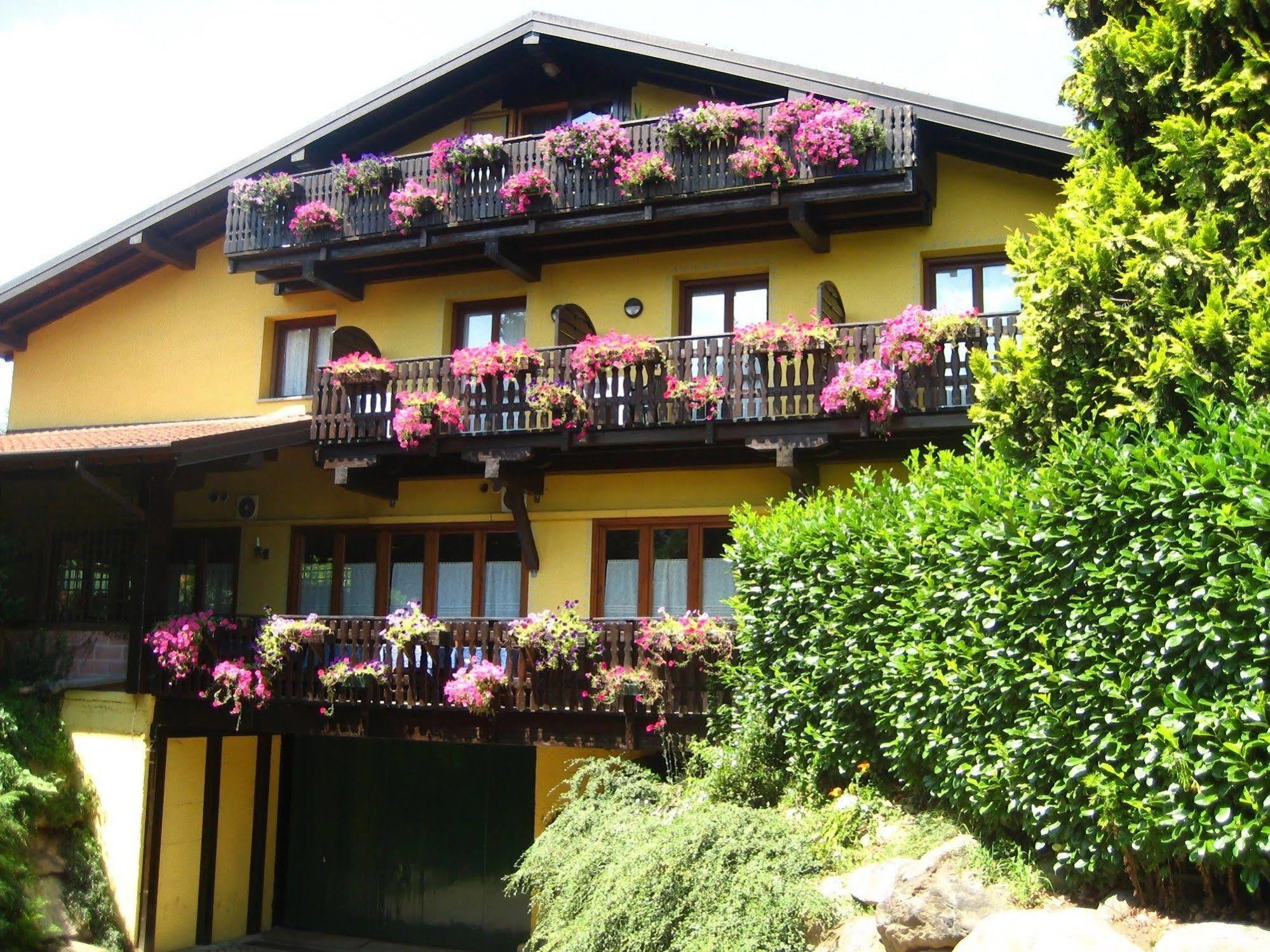 Hotel Ristorante La Perla Varallo Pombia Exterior foto